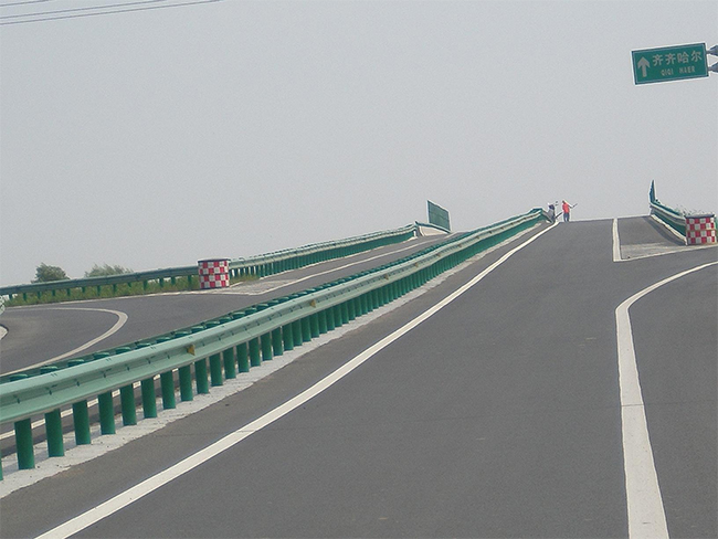 白银高速公路护栏的材质与规格